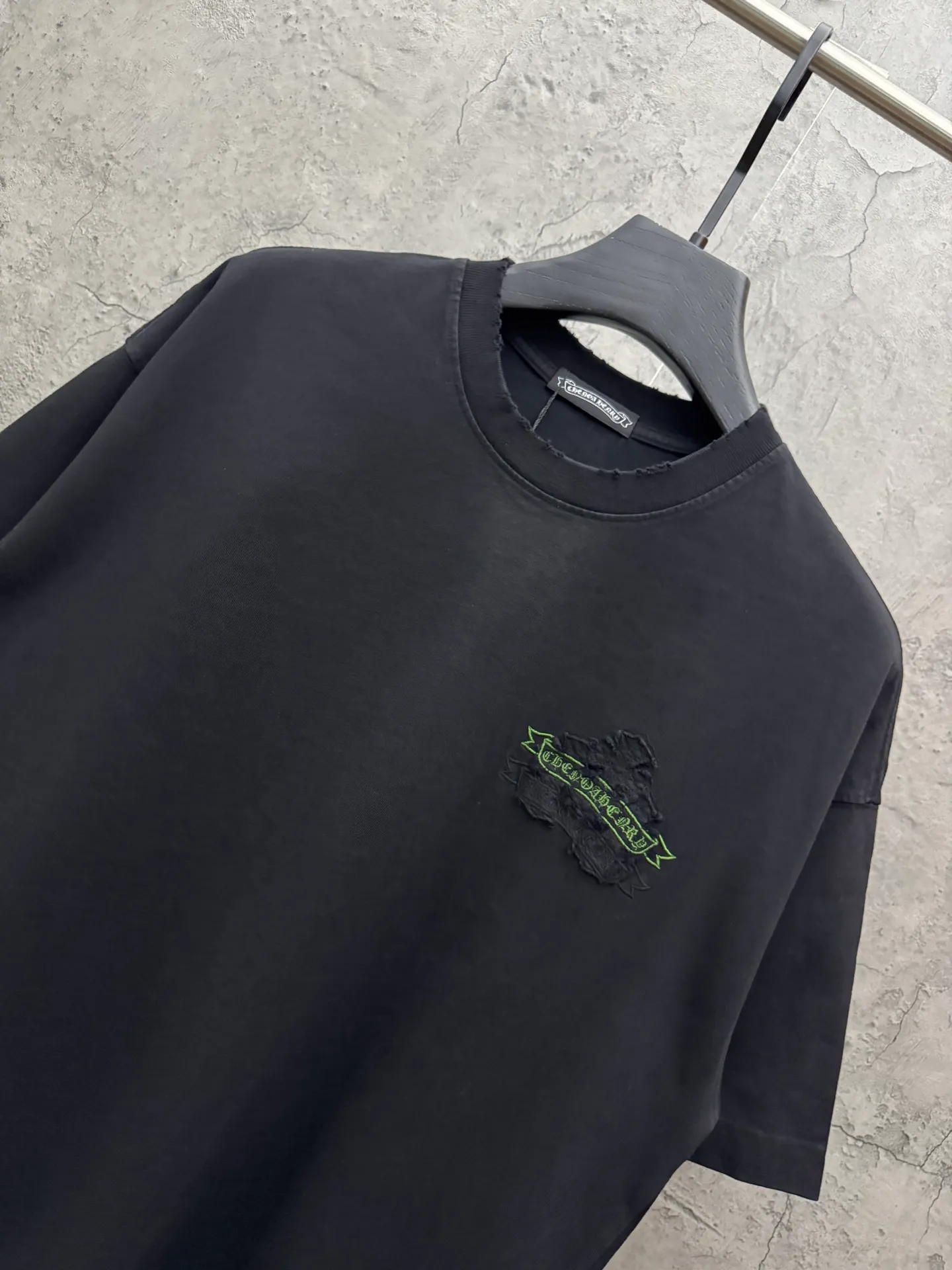 P230 top version, real shot without P, ​​different from market currency) 𝗖𝗵𝗿𝗼𝗺𝗲 𝗛𝗲𝗮𝗿𝘁𝘀/Croxin 2026 spring new original single counter American patch embroidered couple short sleeves 👑The highest version! Customized fabric 320 grams, patch embroidery, best-selling model at the counter, very comfortable to wear. Accessories: original molded and authenticated collar label ➕ 100% silk wash water label. Genuine purchase-grade original hangtag➕matching hanging rope➕3D hanging beads➕original packaging bag. Craftsmanship: The original version has consistent wiring! The highest version of the armhole matching technique! Color: White Black Size: S M L XL Style No.: 6606